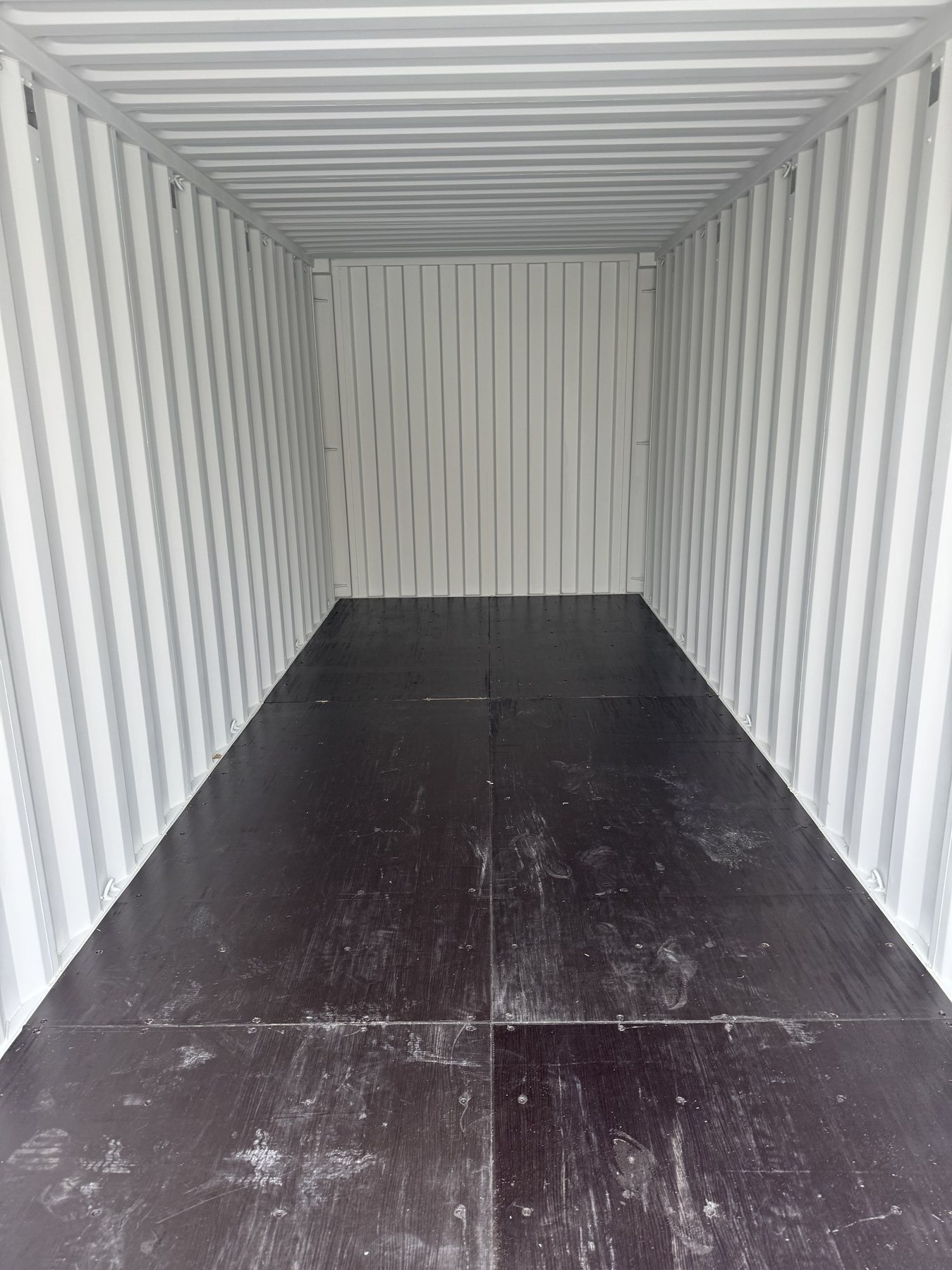Innenraum einer OverBox Lagerbox für Waren, Werkzeug und Firmenlager