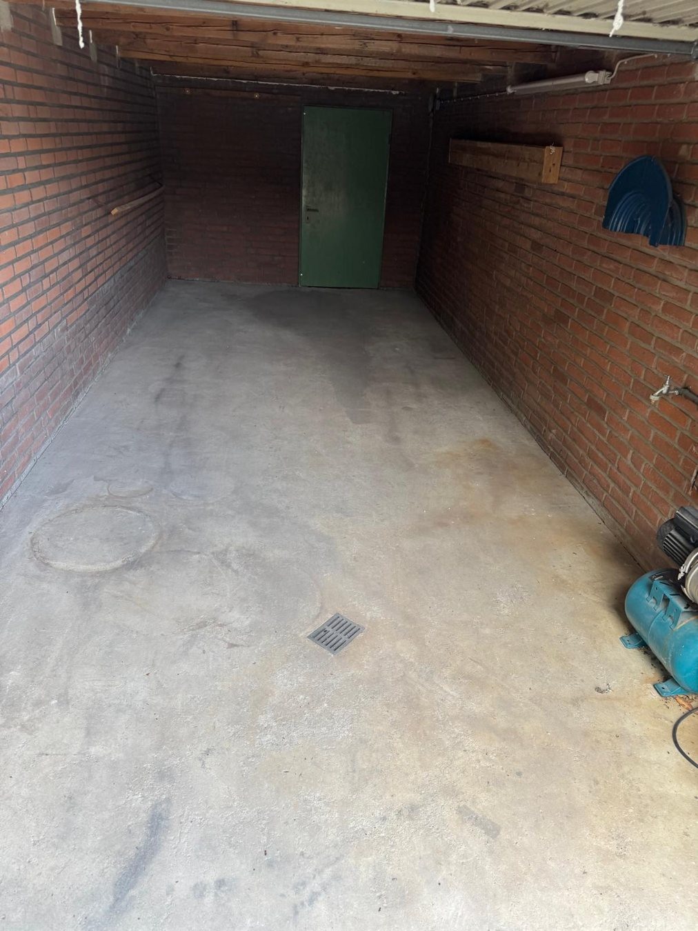 Innenansicht Garage mit Strom und Beleuchtung