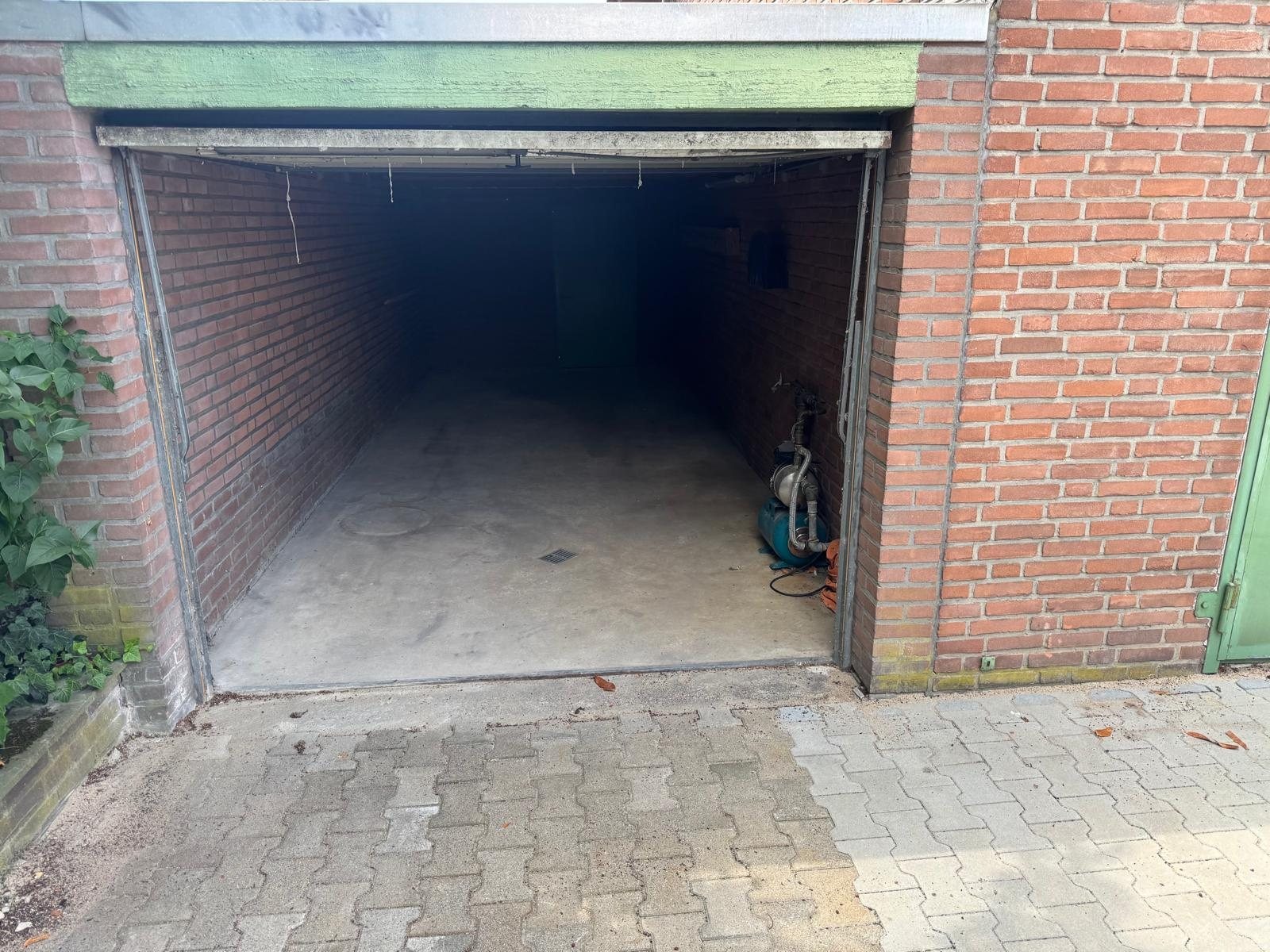 Garage mit Strom und Beleuchtung bei OverBox in Gronau